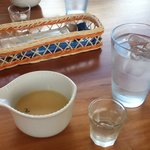 洋食よだれ道 - ランチの食前酢とスープ