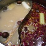 中国火鍋専門店 小肥羊 - 中鍋（2000円）　「白湯」と「麻辣（小辛）」スープ