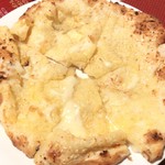 インドレストラン スルターン - ガーリックチーズナン。