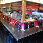 麺　藏藏 - 店内風景（ピカピカの厨房が印象的）