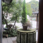 麺　藏藏 - 井戸もオブジェに。。。