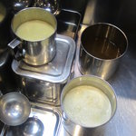 麺　藏藏 - 手前が豚骨スープ、奥が魚介スープ、左が合わせたダブルスープ