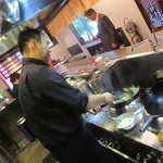 麺　藏藏 - 味噌らぁめんの調理、鍋の煽り