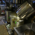 麺　藏藏 - 厨房の大釜（ここで絶品スープが作られます）