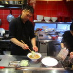 麺　藏藏 - 仕上げにトッピンブを載せて。。。