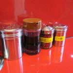 ラーメン二郎 - 卓上調味料