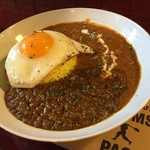 カームスペース - あいがけカレー（￥900） ・めだまやき トッピング（￥100）