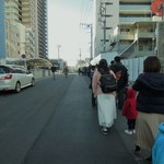 乃が美 はなれ さいたま大宮店 - これが最後尾。店が見えない…