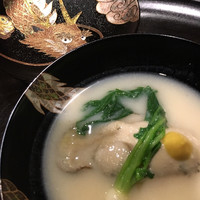 銀座くどう - お椀：赤穂の牡蠣　白味噌仕立て 大きな牡蠣！火が入っているのに、これだけ大きい牡蠣はなかなかないかと。 白味噌も好みの味わいでした。