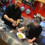 麺　藏藏 - 奥様が麺を持ち上げて。。。