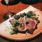 ワイン厨房 晩酌邸 - カツオのタタキ