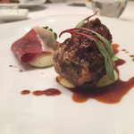 スリオラ - イベリコ豚とほほ肉とタンのブニュエロとイディアサバルチーズのボンボン