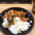 裏武蔵家 西千葉本店 - ライスはお代わり自由でセルフサービス、副菜のお新香も食べ放題