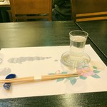 一和 - テーブルセットと日本酒