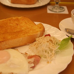 カフェ・ド・アンリ - モーニングメニュー。パンはサクサク、卵はとろり。