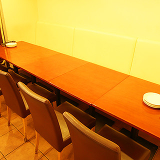 【テーブル席】繋げると10名様（プラス2名様まで対応可）のソファータイプ席