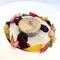 フィリップ・ミル 東京 - 柑橘香る赤ワインでマリネした フォアグラのマーブル仕立て  ピクルスと季節野菜に金粉をあしらって
