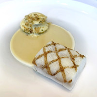 フィリップ・ミル 東京 - 旬の鮮魚とじゃが芋のグリエ ポアローのエチュベ   燻製香るサヴァイヨンソース
                    
                    