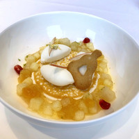 フィリップ・ミル 東京 - ポアールウィリアムのクレーム・ブリュレ トンカ豆のムース   シャンパーニュのジュレとラ・フランスのコンポート