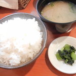 洋食鉄板焼 OPEN SESAME！ - ご飯、味噌汁、漬物