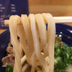 讃岐立食いうどん きりん屋 - 標準的な太さの麺は弱めのコシ、なかなか美味しい〜