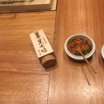 天婦羅 みやしろ - 卓上には黒七味&七味