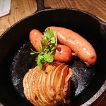 ワイン×チーズ料理専門店 チーズチーズカフェ - 芋とソーセージにチーズ掛けるやつw