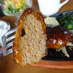 ステーキ食堂 ミートソルジャー - ハンバーグの断面