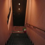 外から店内に降りる階段、イタリア仕様のドアとテラコッタのアプローチ