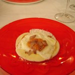 アフェット - 烏骨鶏の目玉焼き フォンデュータのソース白トリュフ掛け 