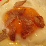 アフェット - 烏骨鶏の目玉焼き フォンデュータのソース白トリュフ掛け 