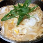 華雪 - 玉子丼です。 甘めに味付けされた玉子がご飯の上にドーンって乗っかっています。 真ん中に葱がトッピングされていますね。 おそば屋さんで、オーダーすると出てきそうな感じの味って感じでしたね。 これに、トン