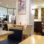 アフタヌーンティー・ティールーム - 明るい店内。