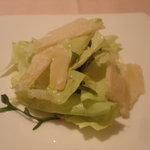 ソラリア - ランチのサラダは変わった葉っぱとパルメジャーノ