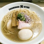 Sagamihara 欅 - 煮干ラァメン  ８００円(税込)  味玉は＋１００円。レアチャーシューは以前の豚肩ロースから豚ももに替わっています。他豚バラのほろチャー、メンマ、紫玉葱、青白葱。