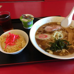 江春 - ラーメンセット650円ラーメン、半チャーハン、ウーロン茶、ヨーグルト。