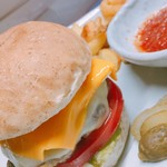 Smoky Monkey Hamburger &More - 3種のチーズバーガー