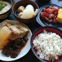 浅草むぎとろ 本店 - 味付けとろろ、鰤大根、蒟蒻のピリ辛煮、麦飯、漬け鮪、玉子焼き、おでん