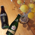 オフトコカフェ - コーラとジンジャーエールはおしゃれな瓶での﻿ご提供！﻿
グラスに注いでも、直接瓶で飲んでもOK♪﻿
﻿
#コーラ #ジンジャーエール﻿
#cocacola﻿﻿
#gingerale﻿﻿
#オフトコカフェ