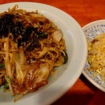 龍の子 - お好きな麺＋半チャーハンで900円のらーチャセット。麺はソース焼きそばにしますた。