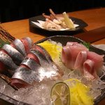 北の幸 海道 - さんま＆ホッケの刺身（奥にはゲソの唐揚げ）