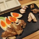 Sumiyaki Toritaka - 絶品！！煮卵とローストチキンとスモーク♪