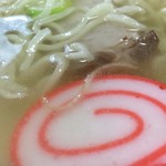 大衆食堂　四十萬 - 透き通ったスープに渦巻き蒲鉾