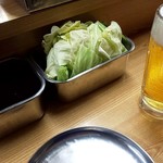 天七 - 生ビール(550円)と卓上セッティング