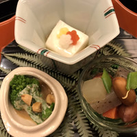 福吉兆 - 飾りと蓋を除けました。胡麻豆腐。塩茹でピーナツなど炊き合わせ。菜の花。