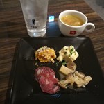 tsubakiya - 前菜4種盛り合わせ、トロトロ玉葱と厚切りベーコンのスープ