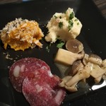 tsubakiya - 前菜盛りはきのこのソテー、ポテトサラダ、南瓜のムース、サラミなどお酒に合うラインナップ