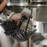 くそオヤジ最後のひとふり - しっとりとした肉塊を丁寧に直前にスライスします。