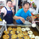 阿源煎餅 - 捏ねた生地で具をささっと包み、即座に油のなかへ。
