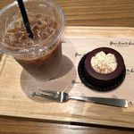 グリーン ビーン トゥ バー チョコレート - アイスカフェラテ、チョコレートタルト